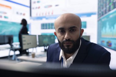 Muhasebe müdürü aylık maliyetlerden sonra bütçe rakamlarını gözden geçiriyor, gelecekteki işletme durumunu azaltmak için finansal bir öngörü üzerinde çalışıyor. İş analisti finansal bir araştırma yapıyor..