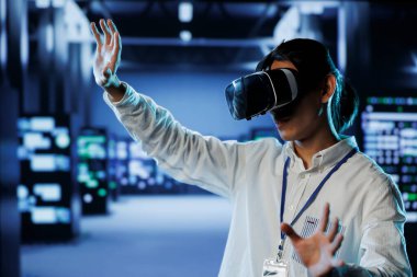 Veri merkezindeki sertifikalı geliştirici sistemin aşırı yüklenmesini önlemek için sanal gerçeklik kullanır. Düz işlemler için yeterli ağ bant genişliğini sağlayan sunucu çiftliğinde VR gözlük uzmanı