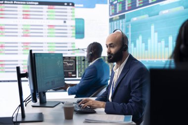 İşletme büyümesine yatırım yapmak için kâr hesaplamak amacıyla şirket rakamlarını inceleyen odaklı takım lideri. Analist, hedeflere ulaşmak için firmanın verimliliğini ve verimliliğini gözden geçiriyor.