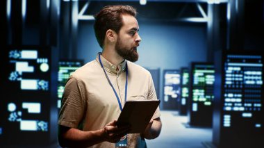 Denetmen rutin teftiş yapıyor, yüksek teknolojili tesis ekipmanlarının ömrünü uzatıyor ve çalışma saatlerinden kaçınıyor. Güç dalgalanmaları için veri merkezi altyapı birimlerini denetleyen yönetici