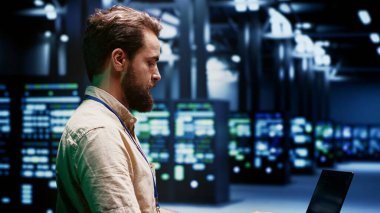 Yüksek hesaplama gücüne sahip sunucu kümelerine sahip mühendisler, yüksek ölçekli veri merkezinin, yapay zeka ve makine öğrenme gibi talepkar uygulamaları desteklemesini sağlar.