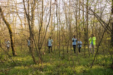 Kurtarma ekibi kayıp bir kişiyi arıyor ormanda isimlerini haykırıyor ve ayak izlerini takip etmek için ağaçların arasından geçiyor. Arama ekibi üyeleri kayıp bir kurbanı arıyor..