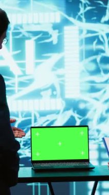 Veriye dayalı kararlar almak için yapay zeka yazılımını kullanan dikey video Startup çalışanları grafikleri inceliyor. Şirket için yapay zeka çözümleri geliştiren takım arkadaşları