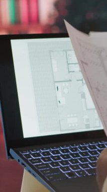 Dikey Video İşadamı, iş yerindeki ticari ofis alanlarını araştırıyor, mükemmel bir başlangıç mülkü bulmak için planlar gözden geçiriyor ve bina planları hazırlıyor. Emlak