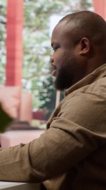 Dikey Video Satış Analisti, muhasebe dengesi için bilgi grafikleri planını doğruluyor, iş stratejileri ve hedeflerine ulaşmak için evden çalışıyor. Piyasa dinamiklerini ve raporlara ilişkin büyük verileri inceleyen uzman