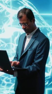 Yapay zeka paralel işlemlerini uygulamak için dizüstü bilgisayar kullanan dikey bilgisayar bilimcisi, karmaşık hesaplama görevlerini bozarak, yapay zeka sistemlerinin veri girişlerini daha hızlı işlemesini sağlıyor