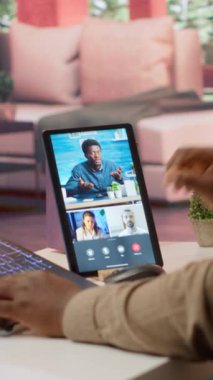 Vertical Video Business 'ın sahibi, kalkınma projesi için finansman sağlamak amacıyla hissedarlarla görüntülü konferans görüşmesi yapıyor. Girişimci evinde önemli bir başlangıç konferansına, bütçe artışına katılıyor