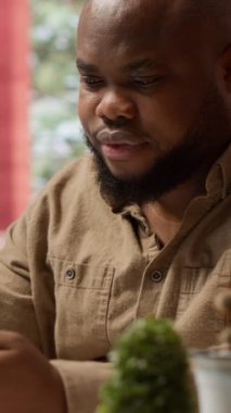 Dikey Video İşletme sahibi kredi kartıyla online bankacılık ödemeleri yapıyor. Ev ofisinde dizüstü bilgisayarla kıyafet alışverişi yapıyor. Serbest çalışan bir şeyler satın alır ve çok para harcar. Kamera A.