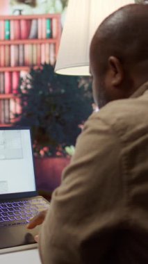 Dikey Video Profesyoneli girişimcisi planları inceliyor ve ofis alanı planlama ve geliştirme için dijital araçlar kullanıyor. Kiralama ve yatırım stratejisi için işletme sahibi çalışma alanı tasarımı