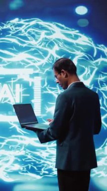 Dikey video sistemi yöneticisi dizüstü bilgisayarda çalışıyor, yapay zekayı programlıyor insan beyni simülasyonu yapıyor. Çalışma alanında defter kullanan, yapay zeka öğrenme algoritmaları yapan bir adam.