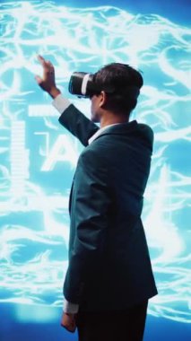 VR akıllı gözlük takan dikey video geliştirici yapay zeka sinir ağlarıyla çalışıyor. Fütürist çalışma alanında sanal gerçeklik teknolojisi ve yapay zeka sistemleri kullanan bilişim uzmanı, kamera B