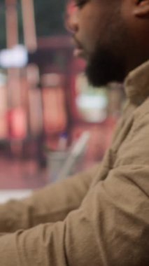 Vertical Video Business yöneticisi, yeni bir yatırım stratejisi oluşturmak için notlar yazarak, merkez ofisteki bütçe rakamlarını gözden geçiriyor. Girişim faaliyetini küresel olarak geliştirmek, pazarı değerlendirmek için çalışmak