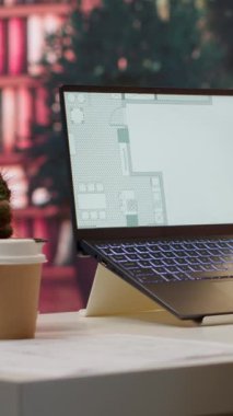 Dikey Video Girişimcisi bir ofis alanı avının mimari planlarını hazırlıyor, küçük işletmenin yerini değiştirmek için mülkleri gözden geçiriyor. Kiralık binalar, yeni iş yeri iç tasarımı aranıyor