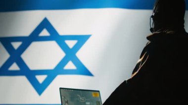 İsrail hava savunma operatörü radar kullanarak füze saldırılarını tespit ediyor ve uzay gözetlemesi ve uydu takibi yapıyor. İsrail Mossad ajanı askeri yazılım kullanarak roketleri ve kamera B 'yi engelliyor