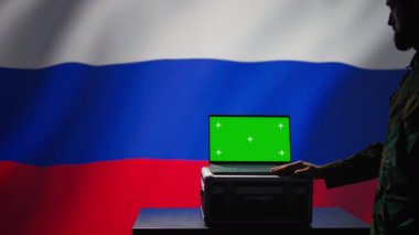 Rus eski KGB FSB servisi sınırlara saldıran füzeleri tespit etmek için yeşil ekranda radar kullanıyor. Moskova rejim ordusu yaklaşan roketleri taramak için model aygıt kullanıyor, kalkanları yerleştiriyor, kamera B