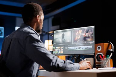 Görüntüleri düzenlemek için renk düzeltme ve hareket grafikleri üzerinde çalışan video yapımcısı evdeki boyama yazılımlarıyla ilgili montaj videoları düzenliyor. Araç çubuğu panellerinde içerik oluşturucu düzenleme klipleri.