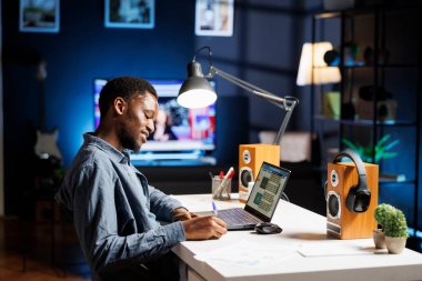 Hatırlatıcılar için yapışkan notlar yazan bir hukuk danışmanı, evdeki notlara bilgi yüklüyor. Serbest çalışan genç bir yetişkin. İş yerindeki tele-iş görevleri..