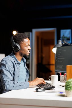 Html programlama betiği üzerinde çalışan bilgisayar uzmanı, terminal penceresinden çalışan bilişim uzmanı. Serbest çalışan teknisyen güvenlik ve gizlilik için hata ayıklama sunucusu.