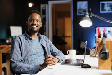 Ekonomi raporları üzerinde uzaktan çalışma yapan finans analisti, çevrimiçi istatistiklerle aylık gelir dengesini değerlendirerek şirket kârını artırmaya çalışıyor. Danışman yatırım için fonları gözden geçiriyor.