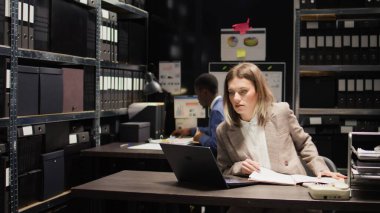 Kadın araştırmacı iş yerine giriyor ve adli soruşturmayı dizüstü bilgisayarla yürütüyor. Afrikalı Amerikalı dedektif ve Kafkas polisi dosyaları ve kanıtları inceleyerek olayı araştırıyor..