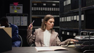 Sabit hattan kadın polis memuru kritik bir bilgi alıyor ve Afrika kökenli Amerikan polisine yeni bir ipucu veriyor. Olay odasında, Kafkas özel dedektifi telefonda..