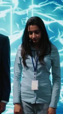 Yapay zeka kullanan dikey video yöneticileri bilgisayarlı modeldeki insan beyni düşünce süreçlerini simule ediyorlar. Yapay zeka öğrenme algoritmaları ve kamera ile çalışan çalışanların portresi