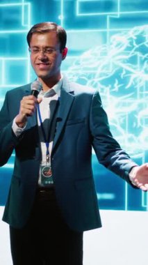 Küresel Bilişim Konferansı sırasında sahneye mühendisleri davet eden dikey video sunucusu AI, derin öğrenme, büyük veri, sinirsel ağlar ve bilişsel bilgisayar gibi konular hakkında konuşacak.