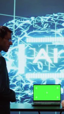 Veriye dayalı kararları geliştirmek için AI 'ı krom anahtar defterde kullanmanın yollarını arayan dikey video Startup iş arkadaşları. Teknisyenler yapay zeka teknolojisini geliştirmek için B kamerasını kullanıyorlar.