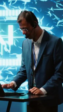 Yapay zeka işyerindeki dikey video mühendisi çağrı merkezi görevlerini yönetir, kulaklığa konuşur. Yapay zeka şirketi çalışanı müşterilerle kulaklık mikrofonu ve kamera A aracılığıyla sohbet ediyor.