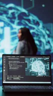 Dikey video mühendisleri yapay zeka nöro ağlarının beynini görselleştirmek ve şirket sorunlarını çözmek için AR teknolojisini kullanıyorlar. Yapay zeka kullanan bilişim uzmanları artırılmış gerçeklik hologramı, kamera B
