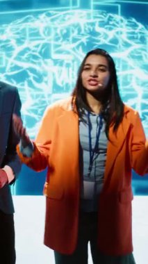 Dikey video yapay zeka uzmanı ileri teknolojiler sergiliyor, endüstri bilgisini paylaşıyor. Çeşitli endüstrilerin sözcüsü AI ve Big Data 'daki son gelişmeleri tartışmak için bir araya geldi.