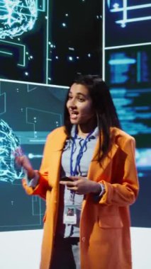 Yapay zeka ve makine öğrenmesindeki son gelişmeleri incelemek üzere önde gelen uzman ve araştırmacıları bir araya getiren AI konferansında seyircilerle konuşan dikey video konuşmacısı