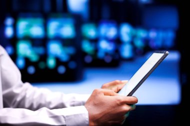 Veri merkezi ana bilgisayarlarında performans ile ilgili sorunları çözen deneyimli bir çalışan. İşletim sorunlarını tanımlamak için tablet modellemesi uygulaması ekipmanların yavaşlamasına neden oluyor