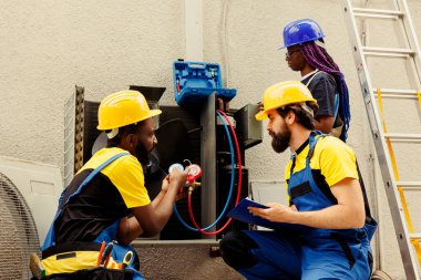 Dışarıdaki klimada soğutucuyu ustalıkla dolduran servis elemanlarının havalandırma sistemindeki basıncın güvenilir bir şekilde ölçülmesi için manifold göstergeleri kullanarak düzgün soğutma performansı sağlayın