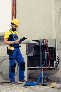 Tecrübeli teknisyen havalandırma rutin bakımı için görevlendirildi soğutma sistemi freon sızıntılarını arıyor. Hvac birim güvenlik kontrolü yapan yetenekli bir mühendis, panoya rapor yazıyor.
