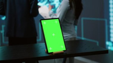 AI alanında gelişmeler yapan bilgisayar bilimcileri tarafından kullanılan yeşil ekran tableti. Yapay zeka sistemleri ve kamera A 'nın yer aldığı çalışma alanındaki çalışanlar