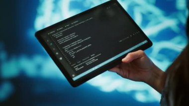 Yazılım geliştiricisi, tablet programlama, yapay zeka hesaplama, insan beyni simülasyonu. IT uzmanının cihazını kapat, yapay zeka makinesi yapımı algoritmalar, kamera A