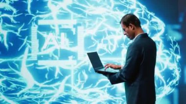 Bilgisayar üzerinde çalışan bir sistem yöneticisi, yapay zeka programlıyor insan beyni simülasyonu yapıyor. Çalışma alanındaki adam not defteri kullanıyor, yapay zeka makinesi inşa ediyor algoritmaları öğreniyor, kamera A