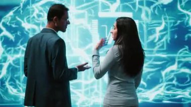 BT personeli yapay zeka kullanarak insan beyni düşünce süreçlerini simule ediyor. Yapay Zeka Makinesi 'ni yapan iş arkadaşları gelecekteki çalışma alanı, kamera A' da algoritma öğreniyorlar.