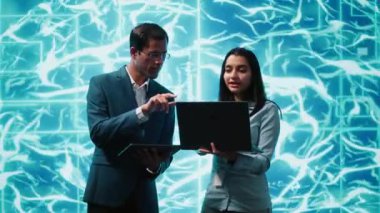 Bilgisayar ve tablet üzerinde görevleri çözen, yapay zeka programlama senaryoları çalıştıran bilişim departmanı meslektaşları. Mühendislerden oluşan bir ekip yapay zeka uygulamaları geliştirmek için beyin fırtınası yapıyor. Kamera A