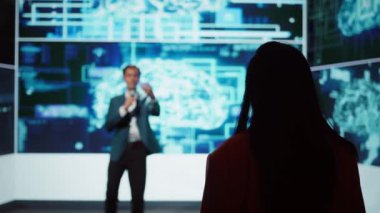 Yapay Zeka forumunda iyimser sunucular teknik girişimciler, yöneticiler, yatırımcılar ve akademisyenler toplanıyor. Bilgi teknolojileri uzmanları şirketlerin yapay zekaya, kamera B 'ye ulaşmasına yardımcı olan tartışma panellerini dengelemekte