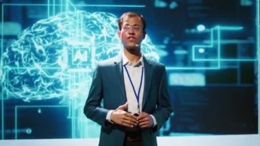 Sunucu, yapay zeka konferansında dünyanın önde gelen teknoloji uzmanları ve araştırmacıları önünde konuşuyor. Veri bilimci yapay zeka endüstrisindeki son yenilikleri gösteriyor, kamera A