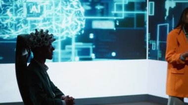 Sunucu yapay zeka aktarımındaki son gelişmelerin EEH kulaklığını gösteren bilişim uzmanlarını bir araya getiren yapay zeka forumunda konuşuyor, kamera A