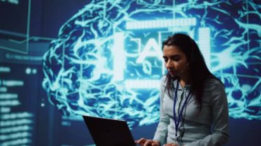 Hoparlör internetten AI 'ın şirketlerin iş gücünü olumlu yönde nasıl arttırabileceğini araştırıyor. Sunucu internet sunumu sırasında yapay zeka çözümlerini destekliyor, kamera B