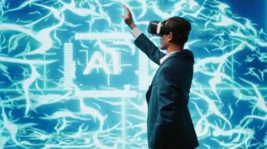 VR akıllı gözlük takan geliştirici yapay zeka sinirsel ağlarıyla çalışıyor. Fütürist çalışma alanında sanal gerçeklik teknolojisi ve yapay zeka sistemleri kullanan bilişim uzmanı, kamera A