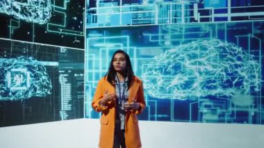 Teknoloji şirketinin CEO 'su son yapay zeka hizmetlerini sunmak için konferansı platform olarak kullanıyor. Kadın, konferansta yapay zeka ve kamera B ile ilgilenen iş yatırımcılarıyla konuşmak için mikrofon kullanıyor.