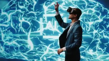 VR kulaklık takan sistem yöneticisi insan beyni simülasyonunun hologramına bakıyor. Bilgi teknolojisi uzmanı, derinlemesine öğrenme algoritmalarını gösteren yapay zeka görselleştirmesi ile etkileşim halinde. Kamera A