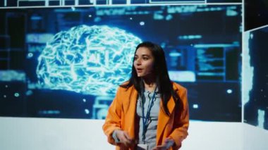 Hoparlör teknoloji konferansı sırasında EEG kulaklık sunumu yapıyor, AI 'nin yeni başlayan şirketleri ilerletmede başarılı bir şekilde uygulandığını gösteriyor, en son nöroloji keşiflerini paylaşıyor, kamera B