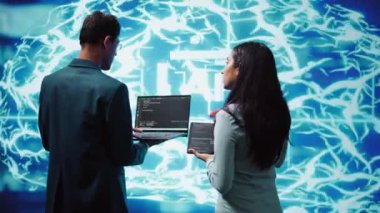 Programcılar karmaşık problemleri çözmek için insan beyninden modellenmiş cihazlar ve yapay zeka ağları kullanıyorlar. Verilere ve tam görevlere bakmak için yapay zeka kullanan işçiler, kamera B