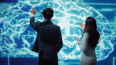 Mühendisler insan beyninden modellenmiş yapay zeka nöro ağlarına bakarak VR kulaklık ve AR hologramı kullanıyorlar. Verilere bakmak için yapay zeka, sanal ve geliştirilmiş gerçeklik teknolojisi kullanan yönetimler, kamera B
